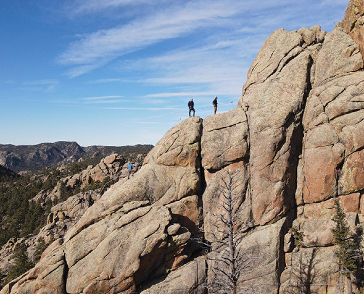 Climbers traverse a ridge at the 坚尼地山校园